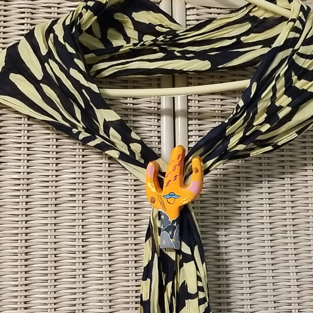 Scarf keeper